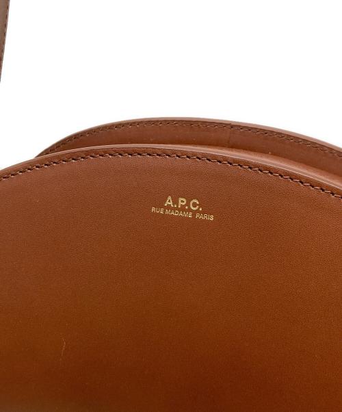 A.P.C.（アーペーセー）A.P.C. (アーペーセー) ハーフムーンショルダーバッグ ブラウンの古着・服飾アイテム