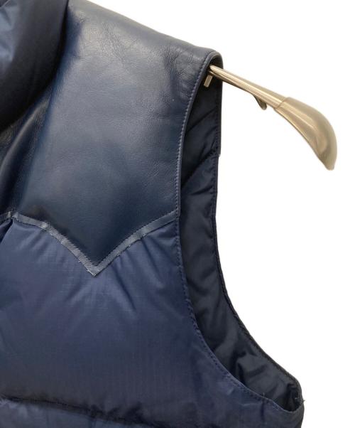 RockyMountainFeatherBed（ロッキーマウンテンフェザーベッド）RockyMountainFeatherBed (ロッキーマウンテンフェザーベッド) BEAMS (ビームス) レザー切替ダウンベスト ネイビー サイズ:38の古着・服飾アイテム