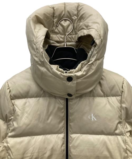 Calvin Klein（カルバンクライン）Calvin Klein (カルバンクライン) ダウンジャケット ベージュ サイズ:XS 未使用品の古着・服飾アイテム