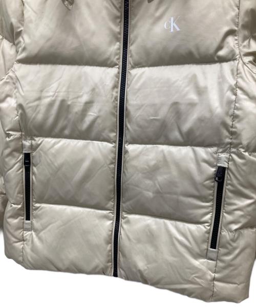 Calvin Klein（カルバンクライン）Calvin Klein (カルバンクライン) ダウンジャケット ベージュ サイズ:XS 未使用品の古着・服飾アイテム