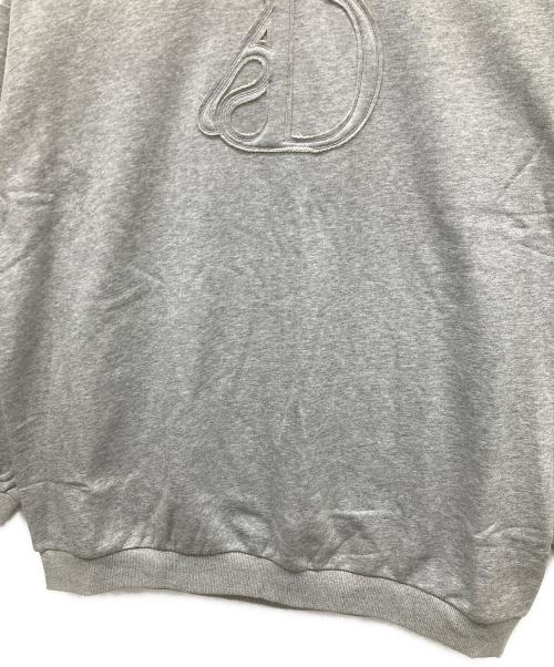 darich（ダーリッチ）darich (ダーリッチ) アップリケDロゴプルオーバー グレー サイズ:FREE 未使用品の古着・服飾アイテム