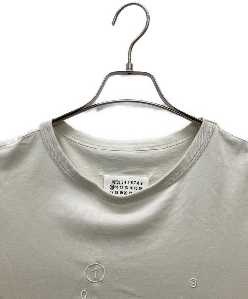 Maison Margiela（メゾンマルジェラ）Maison Margiela (メゾンマルジェラ) カレンダーグラフィックロゴTシャツ ホワイト サイズ:XLの古着・服飾アイテム