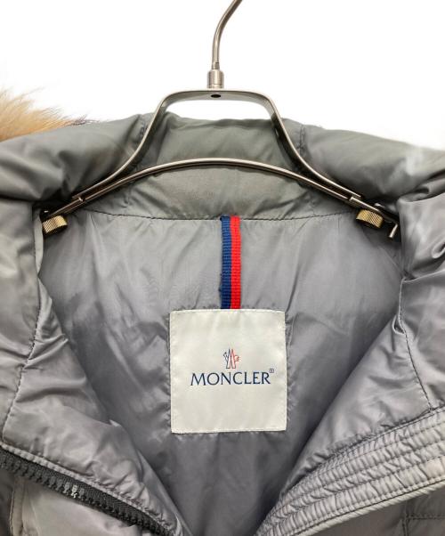 MONCLER（モンクレール）MONCLER (モンクレール) ファー付きダウンジャケット ライトグレー サイズ:Sの古着・服飾アイテム