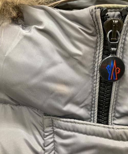 MONCLER（モンクレール）MONCLER (モンクレール) ファー付きダウンジャケット ライトグレー サイズ:Sの古着・服飾アイテム