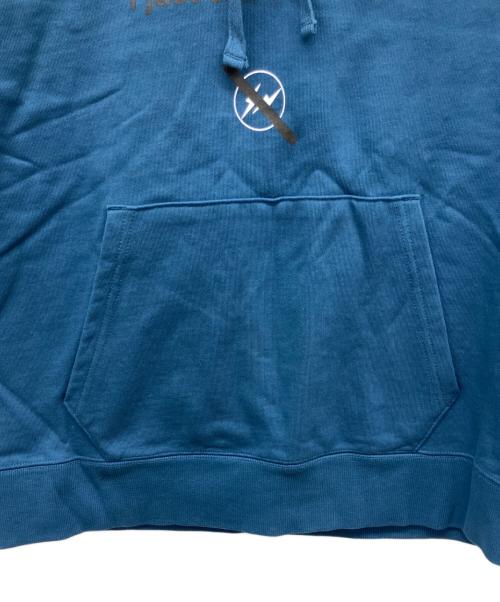 Saturdays NYC（サタデーズ ニューヨーク）Saturdays NYC (サタデーズ ニューヨーク) FRAGMENT DESIGN (フラグメントデザイン) パーカー ブルー サイズ:Lの古着・服飾アイテム