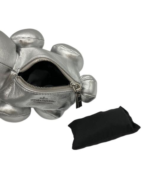 MIHARA YASUHIRO（ミハラヤスヒロ）MIHARA YASUHIRO (ミハラヤスヒロ) Bear hug bag シルバー 未使用品の古着・服飾アイテム