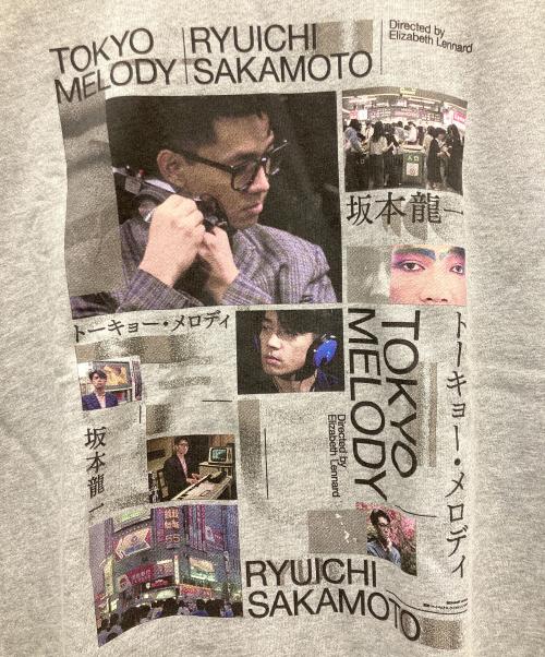 Adam et Rope（アダム エ ロペ）Adam et Rope (アダム エ ロペ) Tokyo Melody Ryuichi Sakamoto × 10Culture ライトグレー サイズ:Lの古着・服飾アイテム