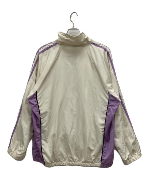 乃木坂46（ノギザカ46×ニューエラ×ワイズ）乃木坂46 (ノギザカ46×ニューエラ×ワイズ) トラックジャケット アイボリー×パープル サイズ:XLの古着・服飾アイテム