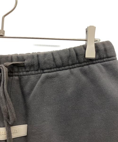 FOG ESSENTIALS（フィアオブゴッド エッセンシャル）FOG ESSENTIALS (フィアオブゴッド エッセンシャル) ハーフパンツ グレー サイズ:Mの古着・服飾アイテム