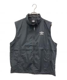 UMBRO（アンブロ）の古着「別注コラボ ルーズシルエット裏メッシュスタンドネックワンポイントロゴ刺繍ナイロンベスト」｜ブラック