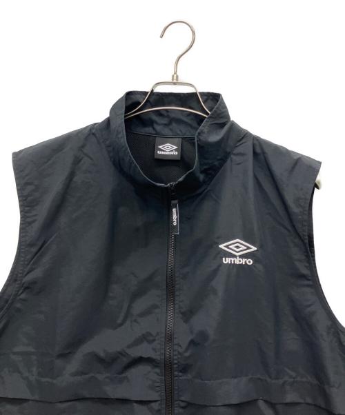 UMBRO（アンブロ）UMBRO (アンブロ) 別注コラボ ルーズシルエット裏メッシュスタンドネックワンポイントロゴ刺繍ナイロンベスト ブラック サイズ:Lの古着・服飾アイテム