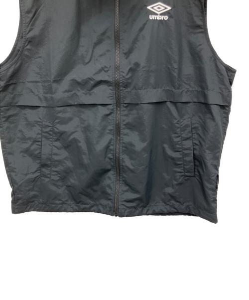 UMBRO（アンブロ）UMBRO (アンブロ) 別注コラボ ルーズシルエット裏メッシュスタンドネックワンポイントロゴ刺繍ナイロンベスト ブラック サイズ:Lの古着・服飾アイテム