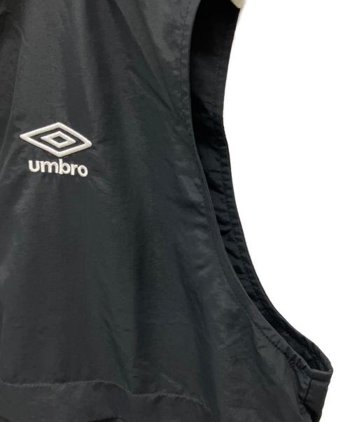 UMBRO（アンブロ）UMBRO (アンブロ) 別注コラボ ルーズシルエット裏メッシュスタンドネックワンポイントロゴ刺繍ナイロンベスト ブラック サイズ:Lの古着・服飾アイテム