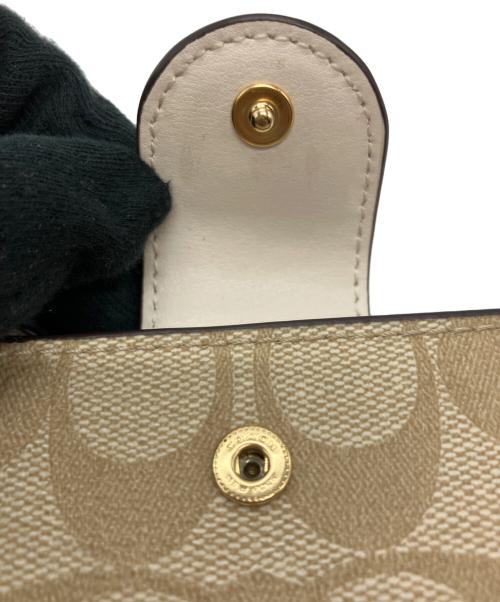 COACH（コーチ）COACH (コーチ) ミディアム コーナー ジップ ウォレット・シグネチャー キャンバス ベージュ×ホワイトの古着・服飾アイテム