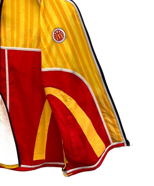 adidas（アディダス）adidas (アディダス) Eric Emanuel×McDonald's ナイロンジャケット イエローレッド・ベージュ サイズ:O 未使用品の古着・服飾アイテム