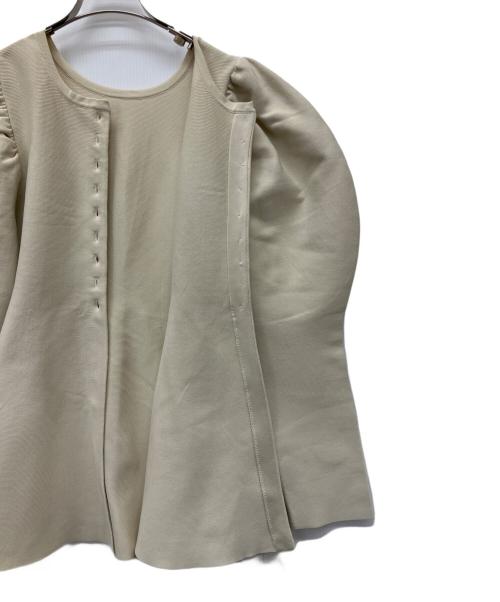 CADUNE（カデュネ）CADUNE (カデュネ) ペプラム ゴールドボタン ニット ベージュ サイズ:SIZE38 未使用品の古着・服飾アイテム