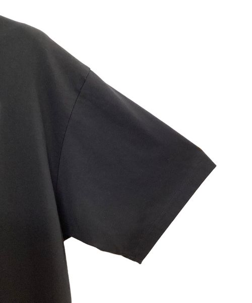 F.C.R.B.（エフシーレアルブリストル）F.C.R.B. (エフシーアールビー) SNEAKERWOLF SNEAKERWOLF SENJAFUDA EMBLEM TEE ブラック サイズ:XLの古着・服飾アイテム