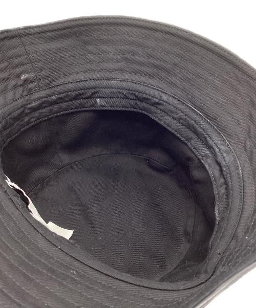 BURBERRY LONDON ENGLAND（バーバリー ロンドン イングランド）BURBERRY LONDON ENGLAND (バーバリー ロンドン イングランド) ホースフェリーモチーフバケットハット ブラック×レッドの古着・服飾アイテム