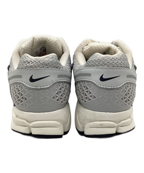 NIKE（ナイキ）NIKE (ナイキ) WMNS ZOOM VOMERO 5 PHOTON DUST/CHROME/GRIDIRON/SAIL サイズ:28.5の古着・服飾アイテム