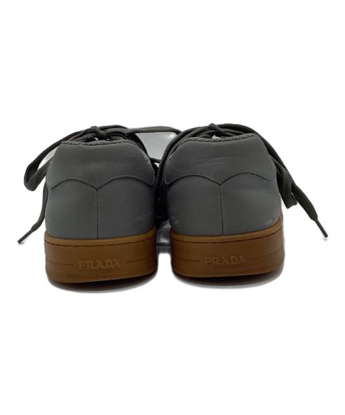 PRADA（プラダ）PRADA (プラダ) LOGO LOW TOP SNEAKERS グレー サイズ:7の古着・服飾アイテム