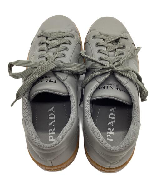 PRADA（プラダ）PRADA (プラダ) LOGO LOW TOP SNEAKERS グレー サイズ:7の古着・服飾アイテム
