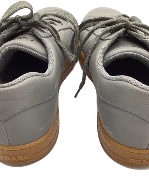 PRADA（プラダ）PRADA (プラダ) LOGO LOW TOP SNEAKERS グレー サイズ:7の古着・服飾アイテム