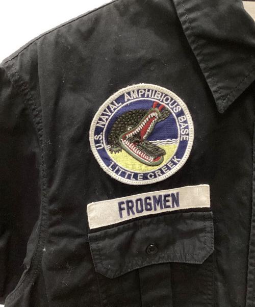 AVIREX（アヴィレックス）AVIREX (アヴィレックス) SS PATCHED MILITARY SHIRT LITTLE CREEK ブラック サイズ:XLの古着・服飾アイテム