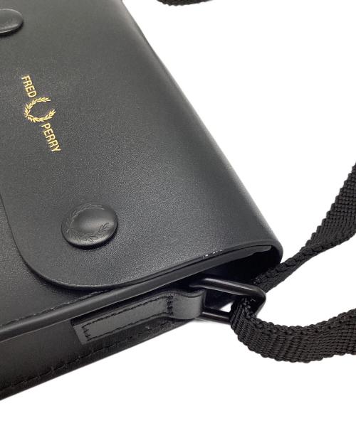 FRED PERRY（フレッドペリー）FRED PERRY (フレッドペリー) レザーサコッシュショルダーバッグ ブラックの古着・服飾アイテム
