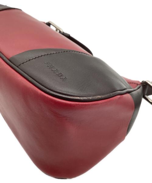 PRADA（プラダ）PRADA (プラダ) ロゴ レザーワンショルダーバッグ レッド×ブラウンの古着・服飾アイテム