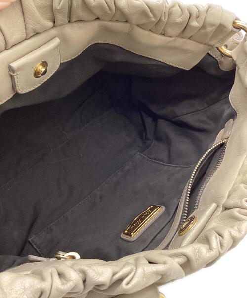 MIU MIU（ミュウミュウ）MIU MIU (ミュウミュウ) ヴィッテロリュックス アイボリーの古着・服飾アイテム