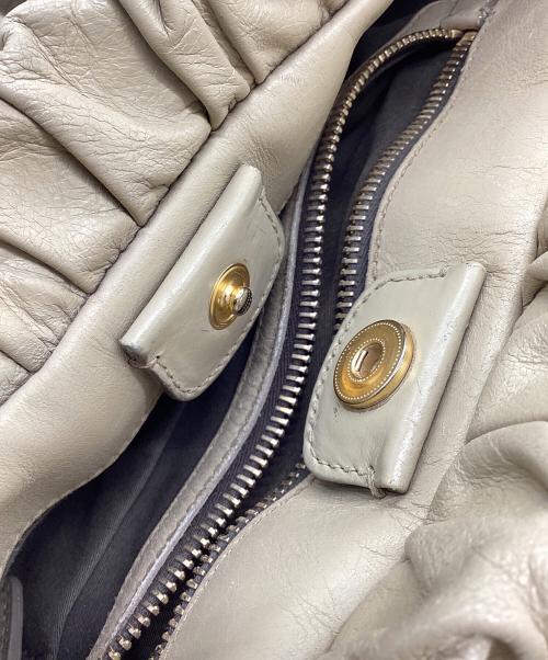 MIU MIU（ミュウミュウ）MIU MIU (ミュウミュウ) ヴィッテロリュックス アイボリーの古着・服飾アイテム