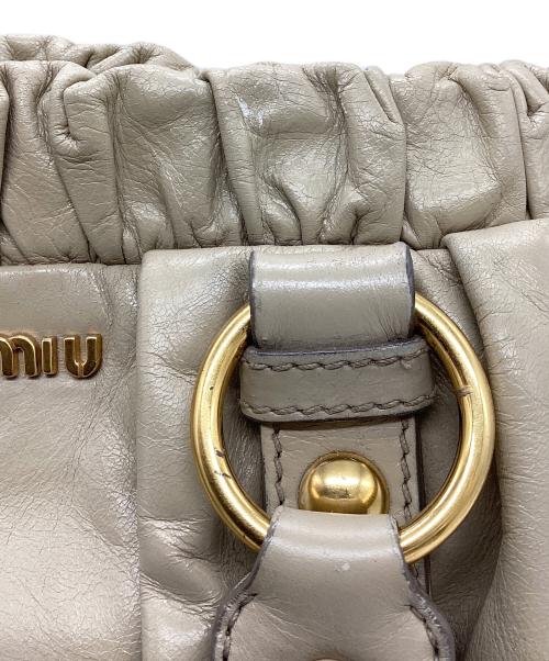 MIU MIU（ミュウミュウ）MIU MIU (ミュウミュウ) ヴィッテロリュックス アイボリーの古着・服飾アイテム