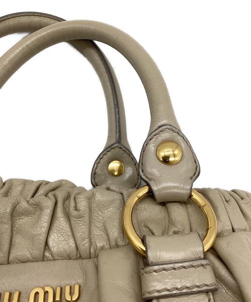 MIU MIU（ミュウミュウ）MIU MIU (ミュウミュウ) ヴィッテロリュックス アイボリーの古着・服飾アイテム