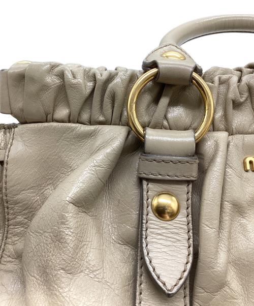 MIU MIU（ミュウミュウ）MIU MIU (ミュウミュウ) ヴィッテロリュックス アイボリーの古着・服飾アイテム