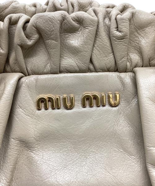 MIU MIU（ミュウミュウ）MIU MIU (ミュウミュウ) ヴィッテロリュックス アイボリーの古着・服飾アイテム