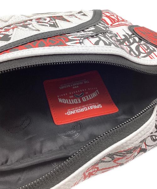 SPRAYGROUND（スプレーグランド）SPRAYGROUND (スプレーグランド) ボディーバッグ ホワイト×ブラック 未使用品の古着・服飾アイテム