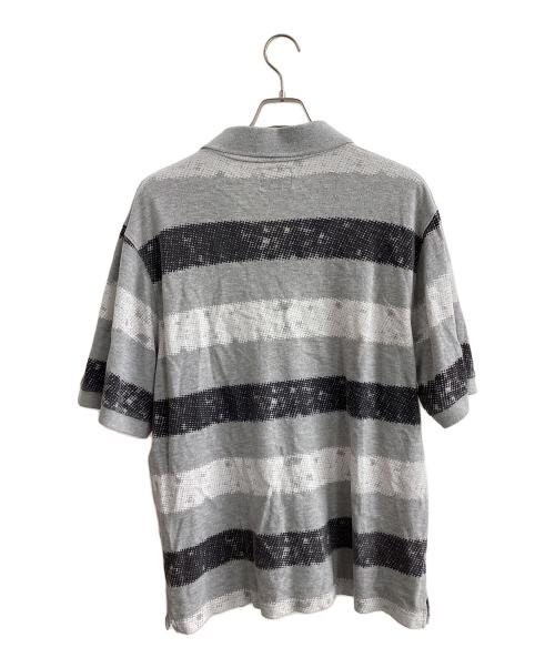 stussy（ステューシー）stussy (ステューシー) ポロシャツ　ペイントボーダー鹿の子ポロシャツ グレー サイズ:Lの古着・服飾アイテム