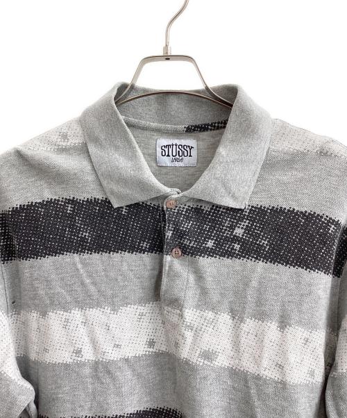 stussy（ステューシー）stussy (ステューシー) ポロシャツ　ペイントボーダー鹿の子ポロシャツ グレー サイズ:Lの古着・服飾アイテム