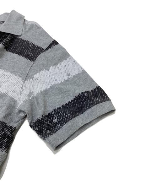 stussy（ステューシー）stussy (ステューシー) ポロシャツ　ペイントボーダー鹿の子ポロシャツ グレー サイズ:Lの古着・服飾アイテム