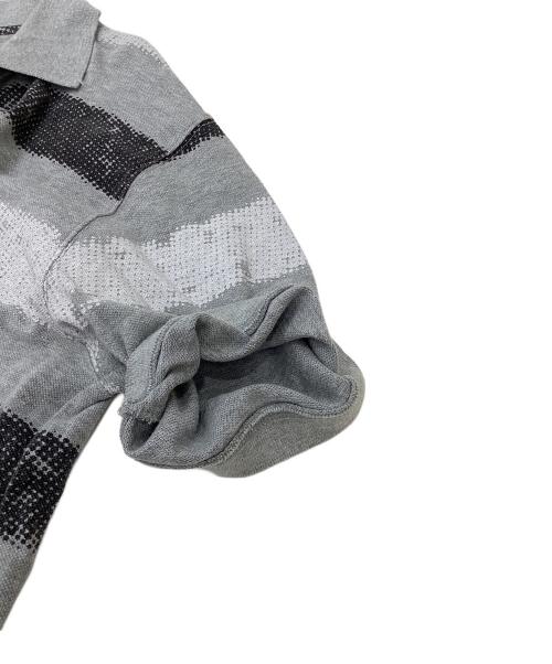 stussy（ステューシー）stussy (ステューシー) ポロシャツ　ペイントボーダー鹿の子ポロシャツ グレー サイズ:Lの古着・服飾アイテム
