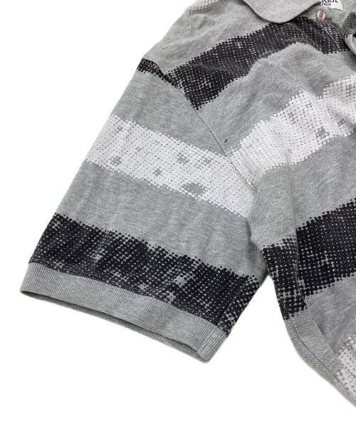 stussy（ステューシー）stussy (ステューシー) ポロシャツ　ペイントボーダー鹿の子ポロシャツ グレー サイズ:Lの古着・服飾アイテム