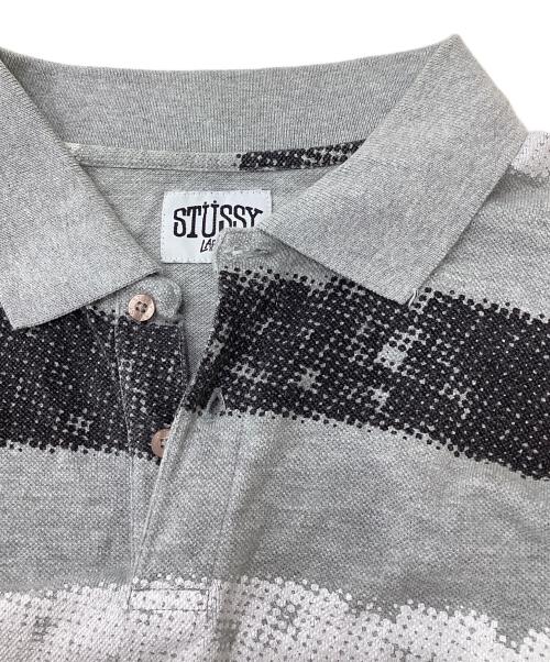 stussy（ステューシー）stussy (ステューシー) ポロシャツ　ペイントボーダー鹿の子ポロシャツ グレー サイズ:Lの古着・服飾アイテム