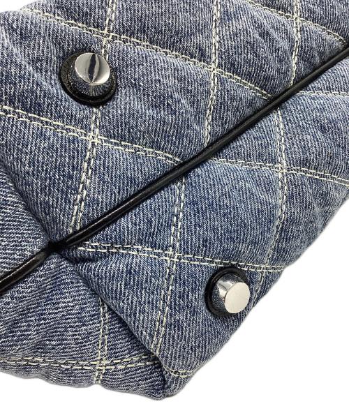 MARC JACOBS（マークジェイコブズ）MARC JACOBS (マークジェイコブス) THE QUILTED DENIM LARGE CHAIN SACK BAG LIGHT WASH INDIGO 未使用品の古着・服飾アイテム