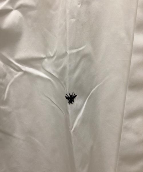 DIOR HOMME（ディオール オム）Dior Homme (ディオール オム) コットン ビーワンポイント刺繍 比翼長袖シャツ	 ホワイト サイズ:45の古着・服飾アイテム