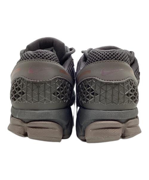 NIKE（ナイキ）NIKE (ナイキ) ZOOM VOMERO 5 ”CAVE STONE” CAVE STONE/METALLIC  サイズ:27 未使用品の古着・服飾アイテム