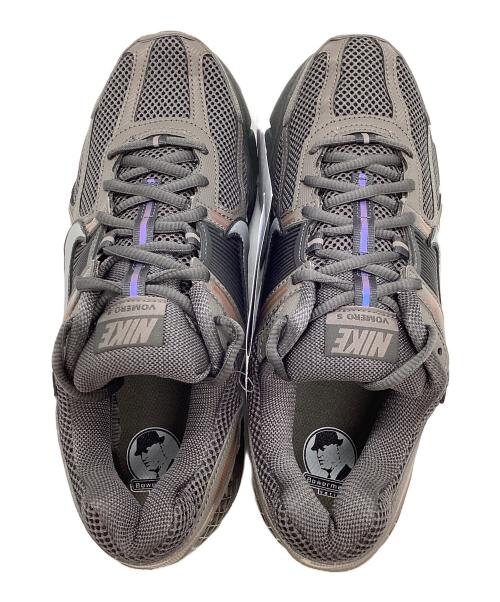 NIKE（ナイキ）NIKE (ナイキ) ZOOM VOMERO 5 ”CAVE STONE” CAVE STONE/METALLIC  サイズ:27 未使用品の古着・服飾アイテム