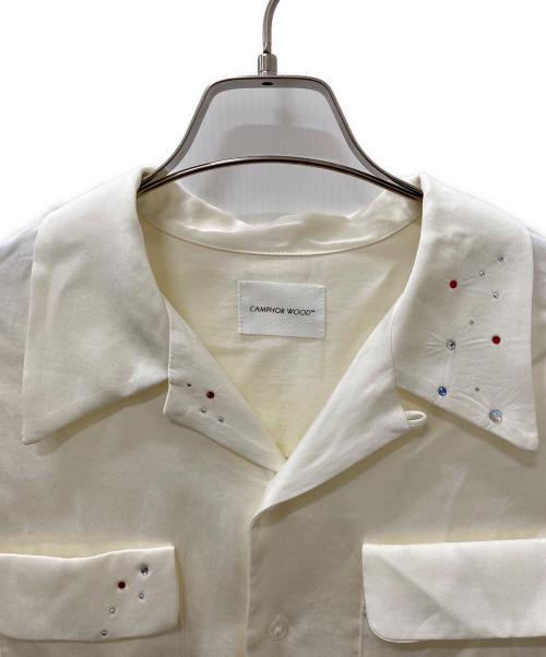 CAMPHOR WOOD（カンファーウッド）CAMPHOR WOOD (カンファーウッド) ラインストーンレーヨンシャツ ホワイト サイズ:Mの古着・服飾アイテム