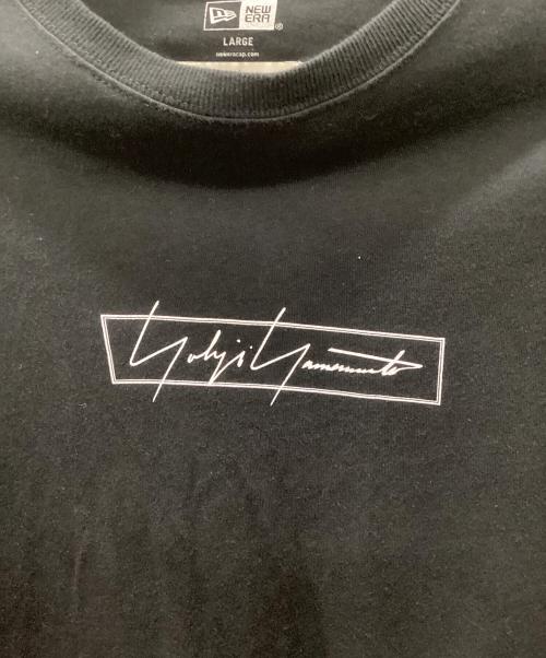 YOHJI YAMAMOTO（ヨウジヤマモト）YOHJI YAMAMOTO (ヨウジヤマモト) New Era (ニューエラ) ボックスロゴロングスリーブTシャツ ブラック サイズ:LARGEの古着・服飾アイテム