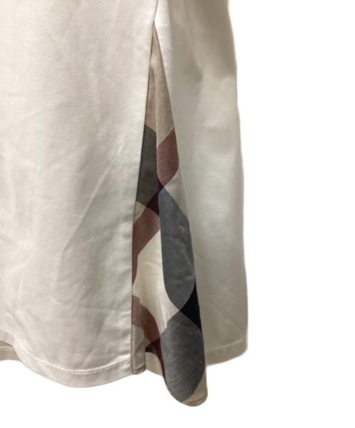 BLUE LABEL CRESTBRIDGE（ブルーレーベルクレストブリッジ）BLUE LABEL CRESTBRIDGE (ブルーレーベルクレストブリッジ) Tシャツ ホワイト×ベージュ サイズ:38の古着・服飾アイテム