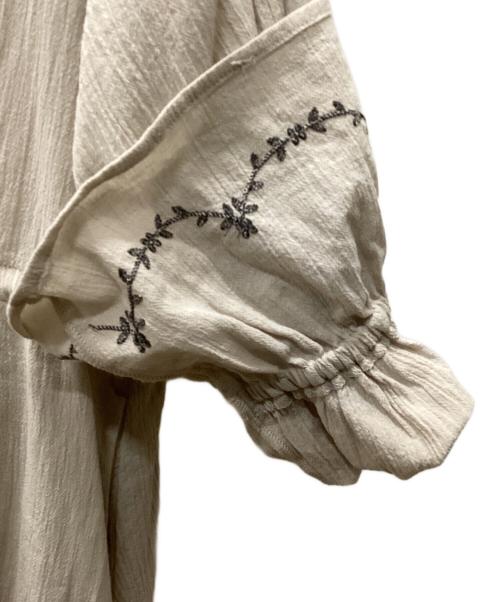 TSUHARU by samansa Mos2（ツハル バイ サマンサモスモス）TSUHARU by samansa Mos2 (ツハル バイ サマンサモスモス) リネンコットン袖刺繍ワンピース ベージュ サイズ:F 未使用品の古着・服飾アイテム